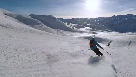 talentierte skifahrer koordinieren ihre fähigkeiten und gleiten an sonnigen tagen sanft bergab, alpines skifahren