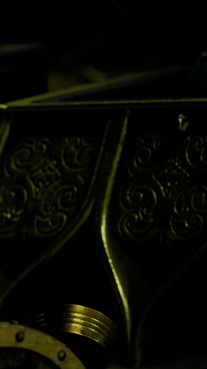 Un oggetto metallico con disegni e intagli intricati è esposto.