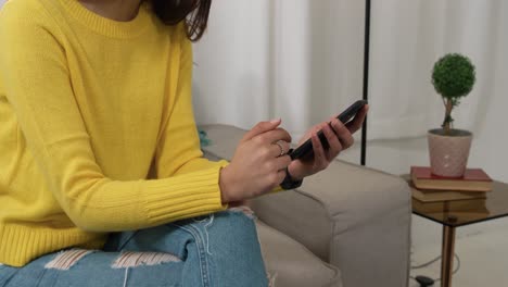 휴대폰을 사용하는 백인 여성