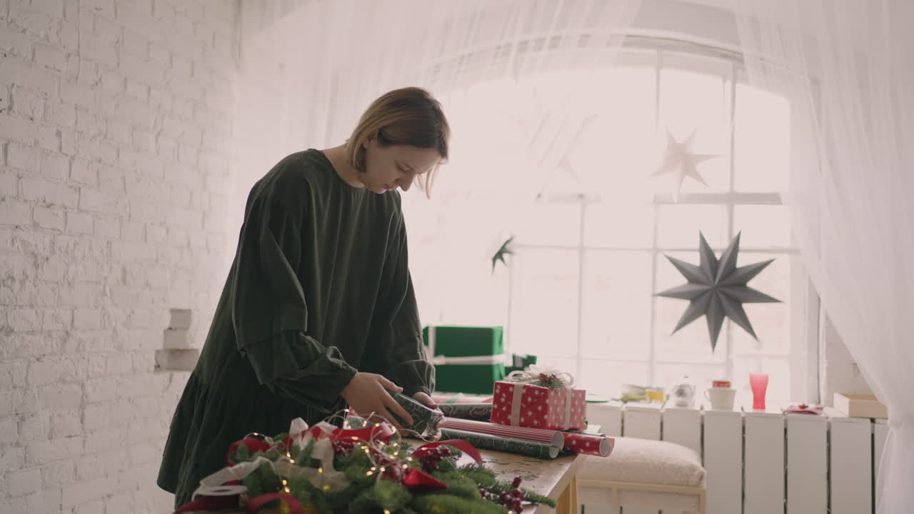 크리스마스 이브에 여자가 선물을 포장하다