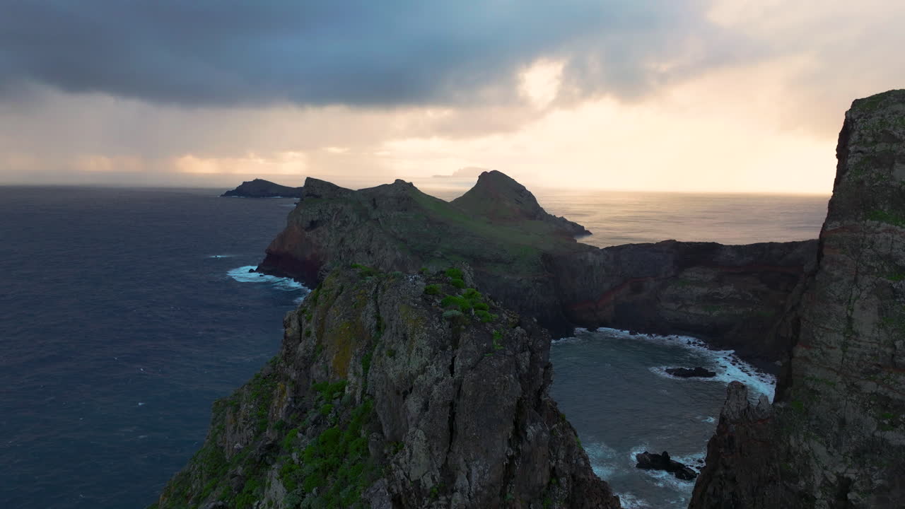 retroceso sobre el paisaje accidentado de la costa de ponta de sao lourenco, la isla de madeira, portugal