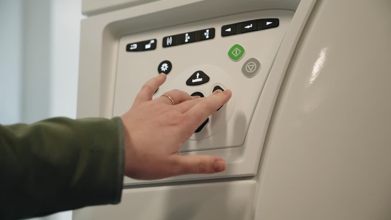 медицинская медсестра нажимает на кнопки на машине мрт, управляет медицинской машиной, закрывает руки в больнице 4к