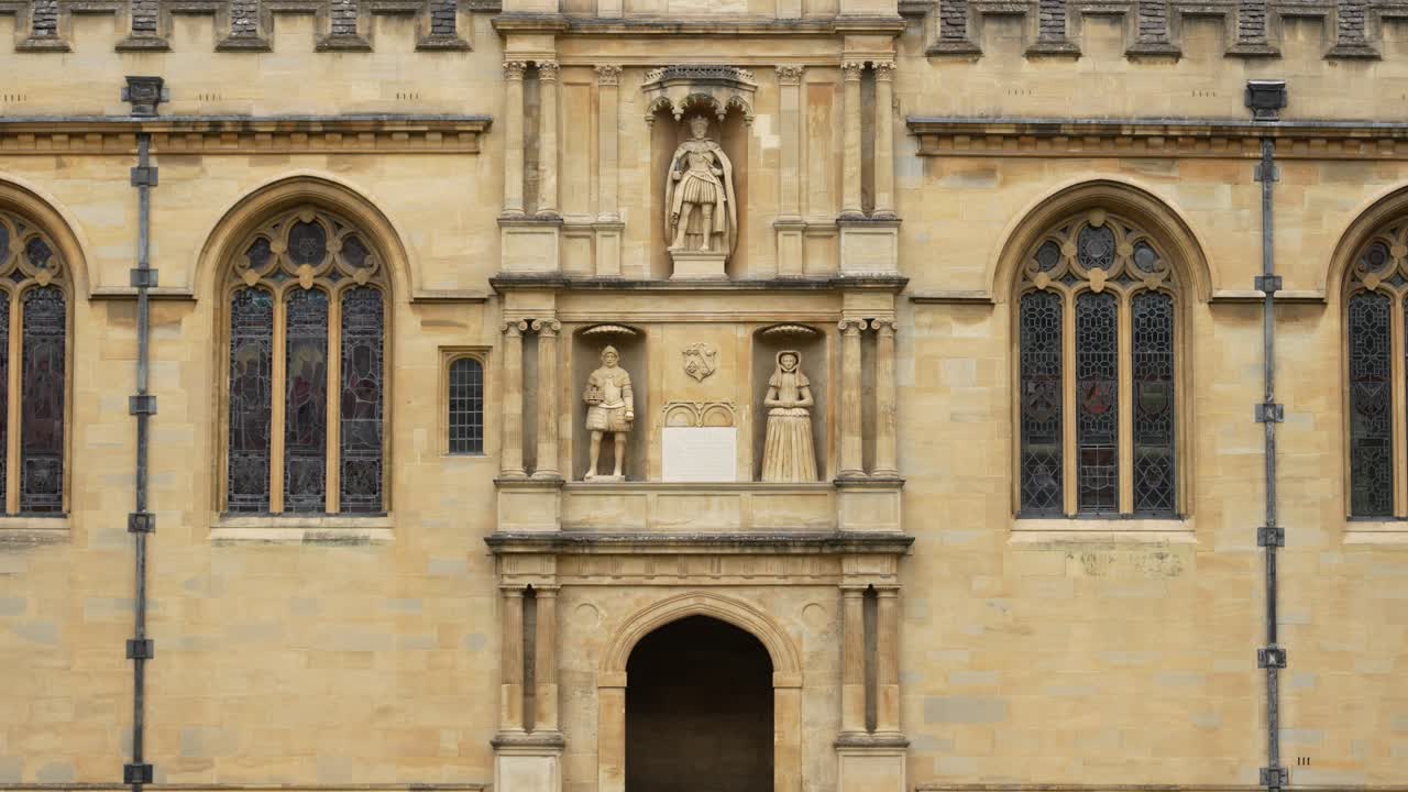 Grande edificio universitario in pietra calcarea con architettura classica a Oxford