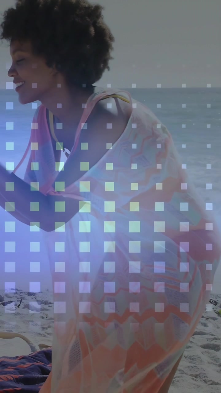 Video verticale: Donna che si protende verso un segnale fuori campo, rispondendo, con una griglia tecnologica che traccia il movimento sull'oceano.