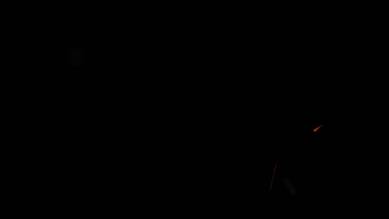 프레임을 통해 날아다니는 흐릿한 주황색 불꽃