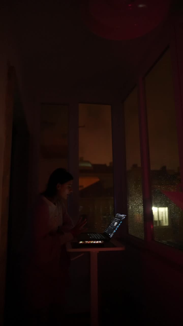Donna che lavora al portatile di notte