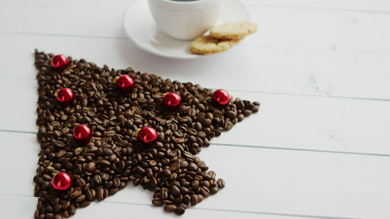 침엽수와 컵 모양의 커피 콩