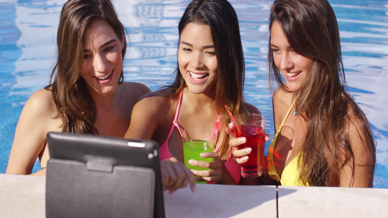 tres mujeres jóvenes divirtiéndose tomando selfies