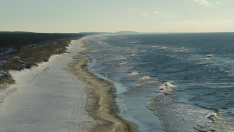 drone vista aérea del mar báltico