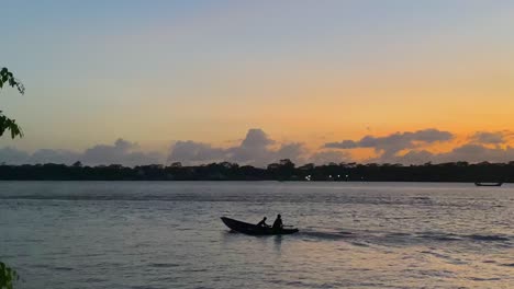 Barco-De-Motor-O-Canoa-En-Un-Río-Durante-La-Puesta-De-Sol-En-Bangladesh