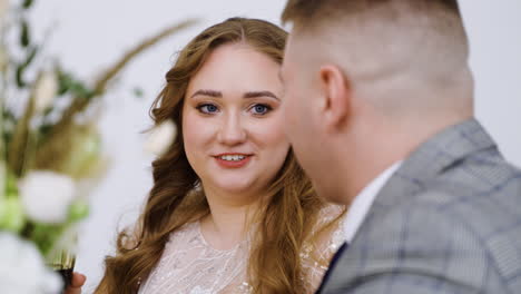 Wedding-couple-at-the-banquet