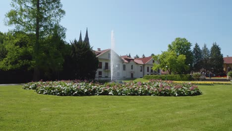 fontána s vodotryskem on the royal garden in hradcany, prague, czechia