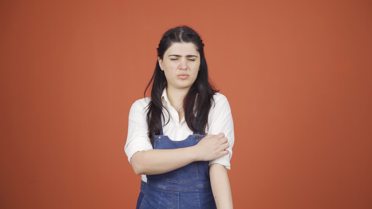 la mujer que mira a la cámara tiene picazón.