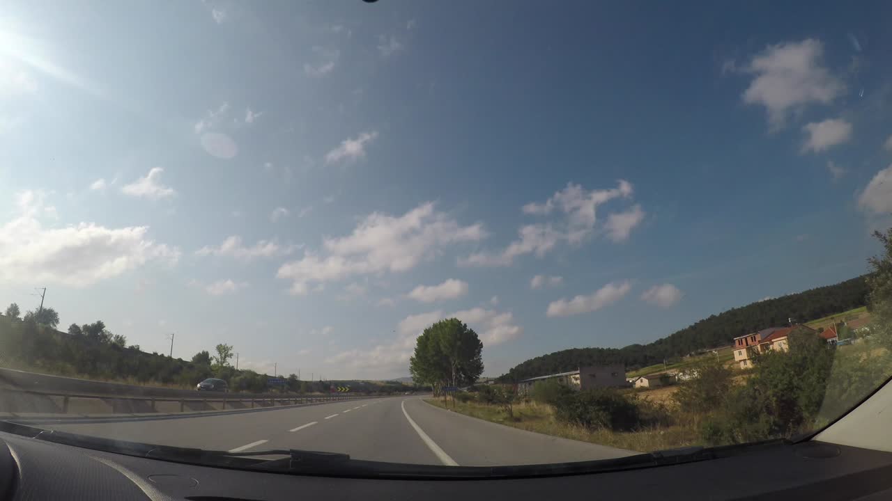 차량 내부의 카메라에서 도시, 자연 및 교통 뷰.