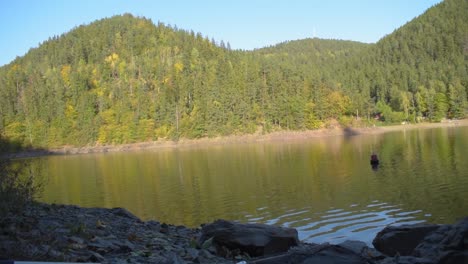 Idyllischer-Blick-Auf-Einen-Großen-See-Mit-Reflexion-Auf-Dem-Wasser-Und-Hügeln-Im-Hintergrund-Im-Herbst-1