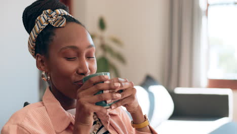 mujer, beber y café con sonrisa en casa