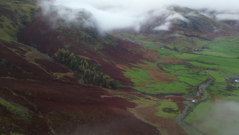 Volando-Desde-Una-Nube-Blanca-Que-Revela-El-Valle-Otoñal-Y-Las-Montañas-Cubiertas-De-Nubes-Más-Allá