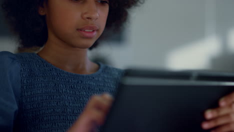 Estudiante-Sosteniendo-Una-Tableta-Digital-En-Las-Manos.-Niña-Aprendiendo-En-Línea-En-Una-Tableta