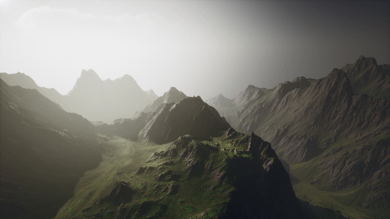 una impresionante vista de una cordillera con niebla