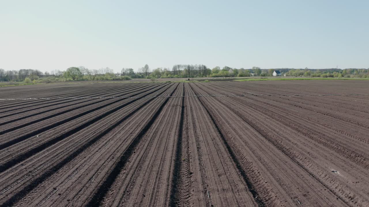 un tractor con cuchillas corta agujeros para preparar el campo antes de fertilizar y sembrar. maquinaria agrícola.