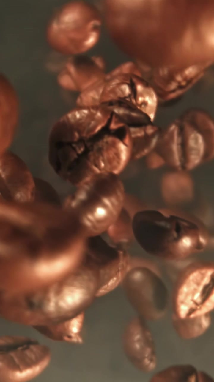 Fagioli di caffè arrostiti che cadono al rallentatore