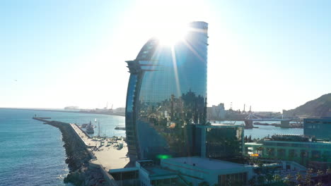 Hotel-De-Lujo-En-Barcelona-Vista-Aérea-Día-Soleado-España-Mar-Mediterráneo