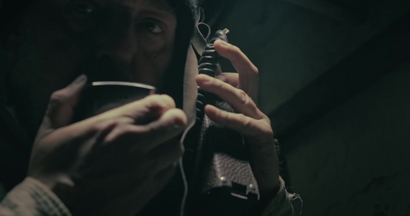 Personale militare comunica tramite un apparecchio radio vintage all'interno di un bunker di comando sotterraneo, creando una scena di comunicazione in tempo di guerra, oscura e cinematografica.
