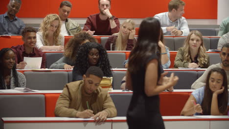 Lehrerin-Und-Studierende-Im-Hörsaal-Der-Universität