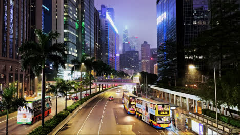 Tráfico-Circulando-Por-La-Carretera-De-Gloucester-En-Hong-Kong-Por-La-Noche-En-Cámara-Lenta