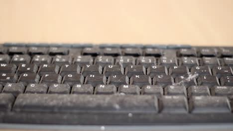 Fingerreinigung-Pflege-Der-Laptop-Tastatur