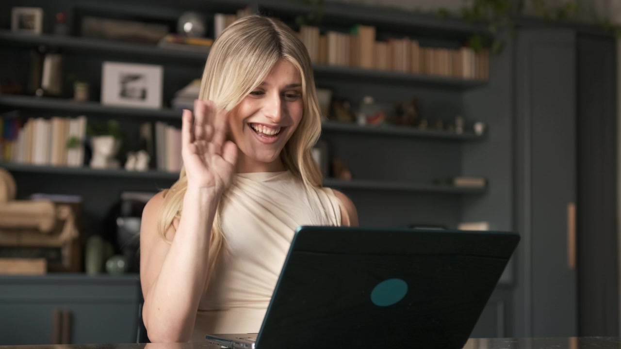 Giovane donna felice che fa una videochiamata sul suo laptop
