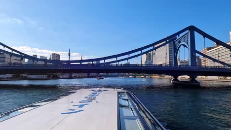 Pasando-Por-Un-Puente-Sobre-El-Río-Sumida,-Tokio