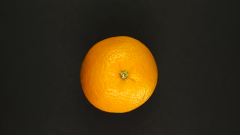 rotación naranja sobre un fondo negro.