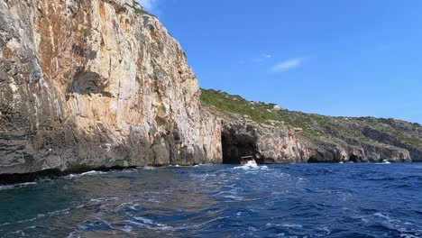 Paseo-En-Barco-En-Punta-Meliso,-Donde-Se-Encuentran-Los-Mares-Jónico-Y-Adriático