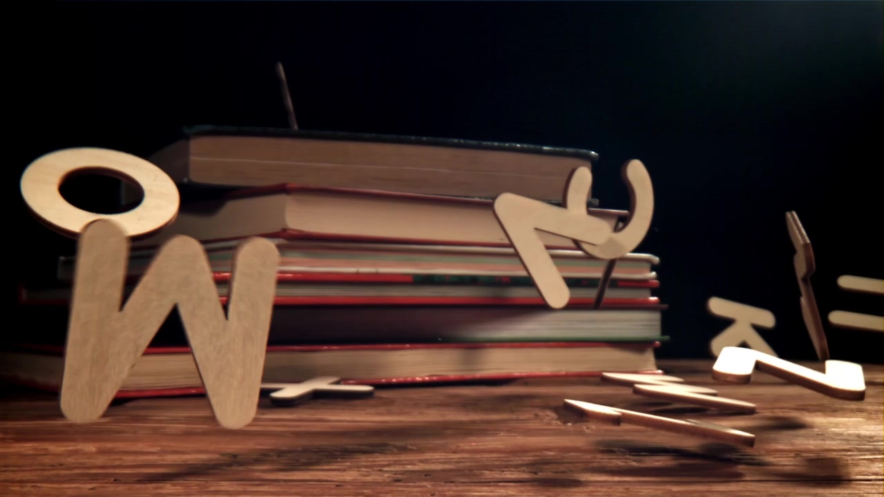 Hölzerne Buchstaben fallen in Zeitlupe auf einen Tisch mit Büchern