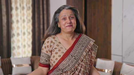 una mujer india de edad feliz se sorprende