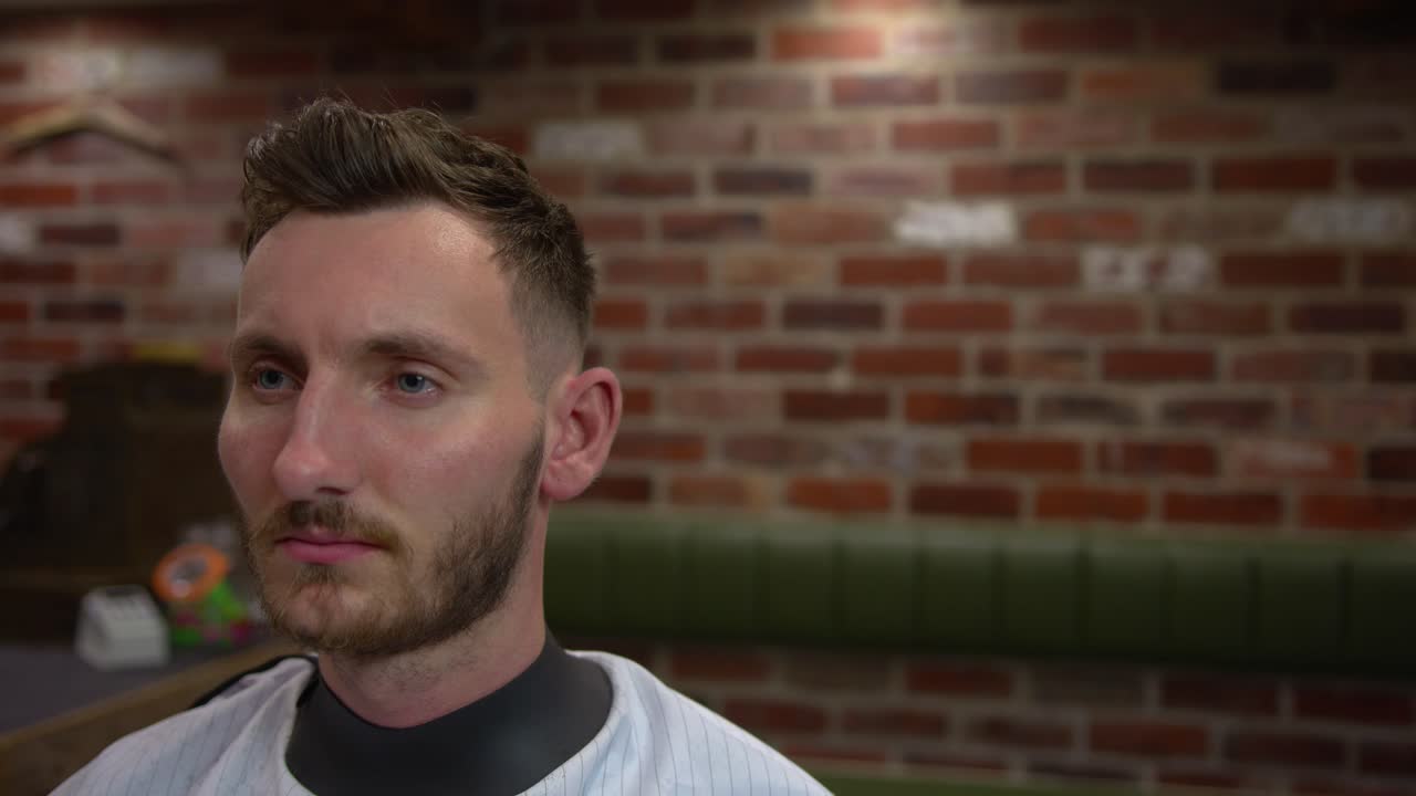 이발을 마친 남성 모델