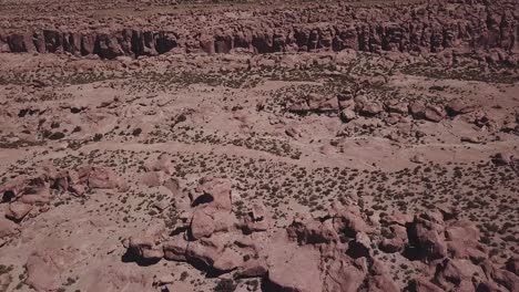 vista aérea de la formación rocosa ubicada en la reserva nacional de vida silvestre andina eduardo avaroa, "valle de rocas" en uyuni en bolivia