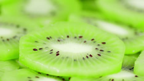 pedazos descascarados de kiwi fresco.