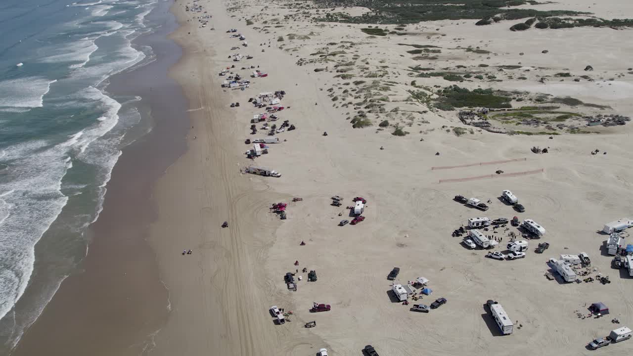 4k drone shot of ocean sand dunes, an ohv off-roading open area right along the coast just south of pismo beach, california (фото с 4k с дроном) площади песка в океане, открытая территория вдоль побережья к югу от писто-бич, калифорния