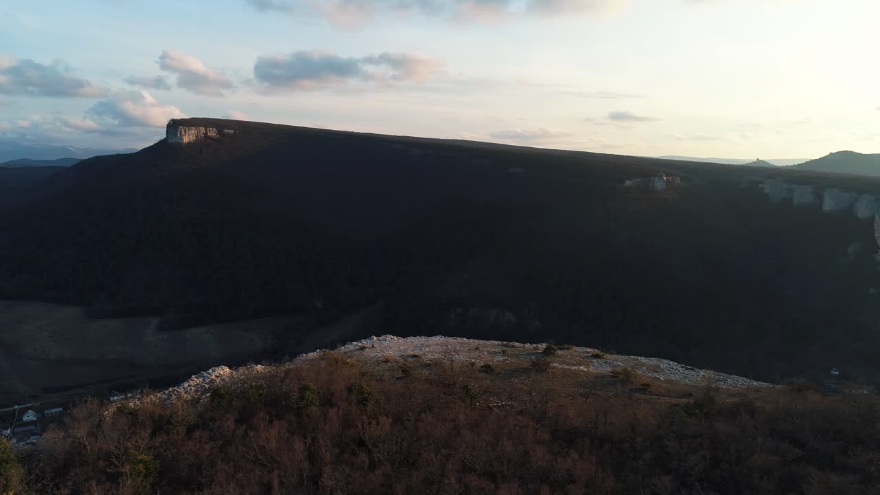 paisaje montañoso al atardecer