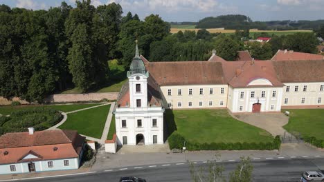 4K-Drohnenaufnahmen-Aus-Der-Luft-Mit-Der-Römisch-katholischen-Pariser-Kirche,-Landschaften-Und-Spiritueller-Architektur