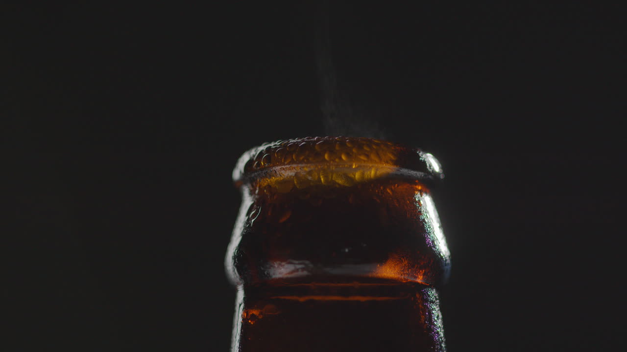 cierre de gotas de condensación en el cuello de la botella de cerveza fría o bebida gaseosa con vapor de agua después de la apertura 3