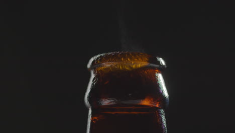 cierre de gotas de condensación en el cuello de la botella de cerveza fría o bebida gaseosa con vapor de agua después de la apertura 3
