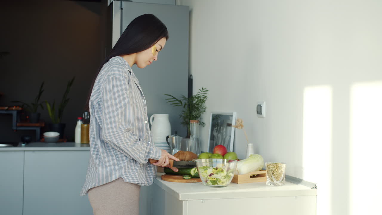 부에서 러드를 준비하는 여자