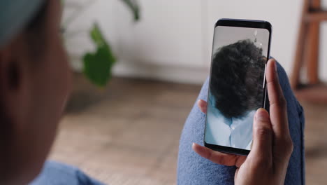 Mujer-Joven-Teniendo-Video-Chat-Usando-Un-Teléfono-Inteligente-En-Casa-Charlando-Con-Su-Novio-Mostrando-Peinado-Compartiendo-Estilo-De-Vida-Disfrutando-De-Una-Relación-De-Larga-Distancia