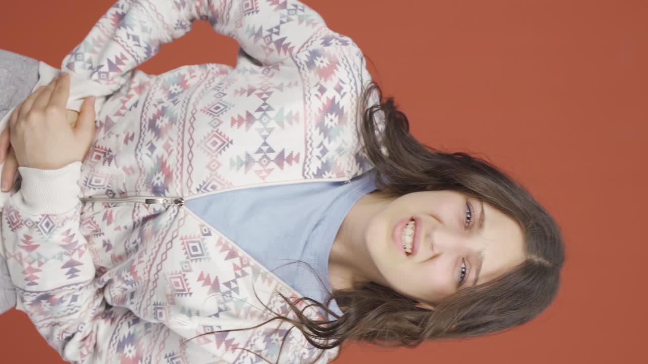 vídeo vertical de una mujer joven que experimenta dolor de estómago.