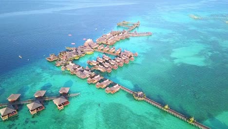 vuelo aéreo sobre aguas cristalinas y resorts en malasia, tiro de larga distancia moviéndose hacia adelante en cámara lenta