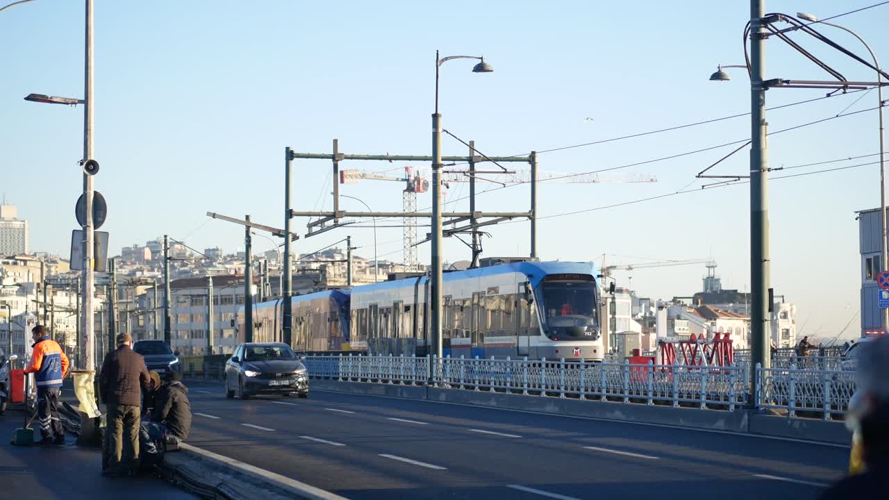 트램, 자동차, 그리고 다리 에 있는 사람 들 이 있는 도시 장면