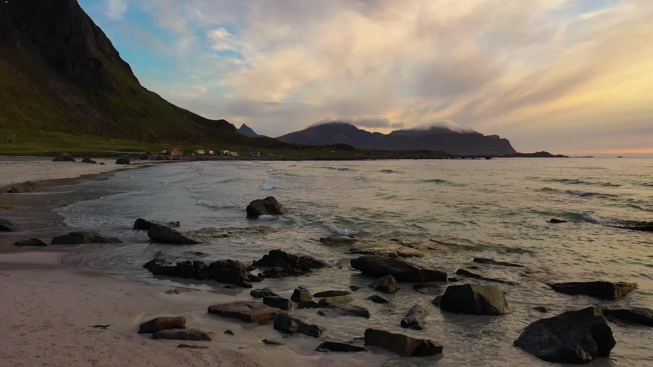 Vista aerea di un bellissimo tramonto sul mare. Spiaggia arcipelago delle Lofoten, Norvegia